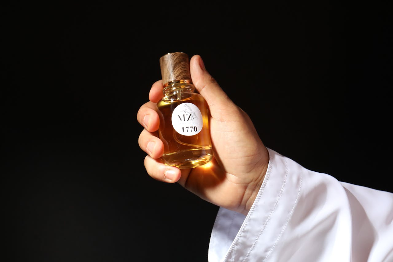 brand-02 Close-up of a hand holding a luxurious whisky bottle, elegant and sophisticated.